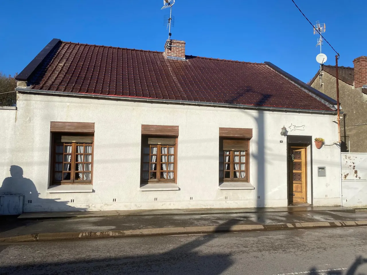 Couverture neuve terminée, vue d’ensemble de la façade — Longère : réfection complète de la couverture