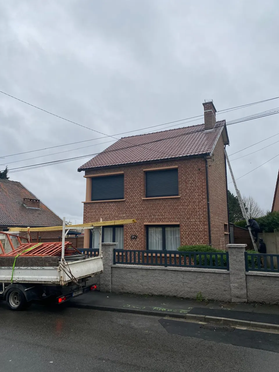Après travaux : maison en briques à étage