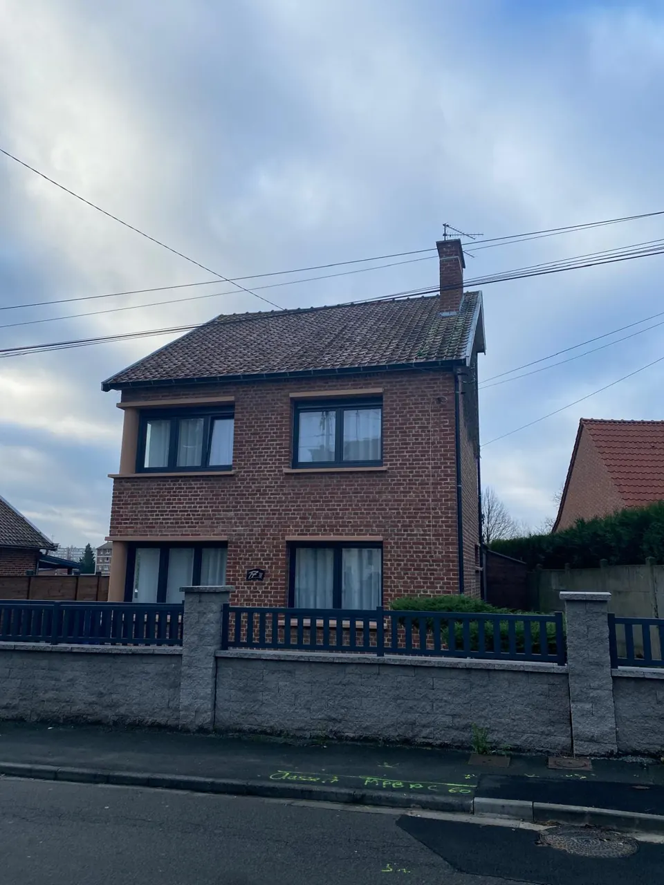 Avant travaux : maison en briques à étage