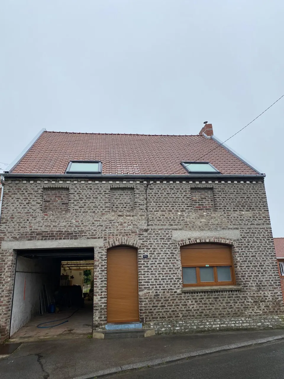 Après travaux : maison en briques avec garage