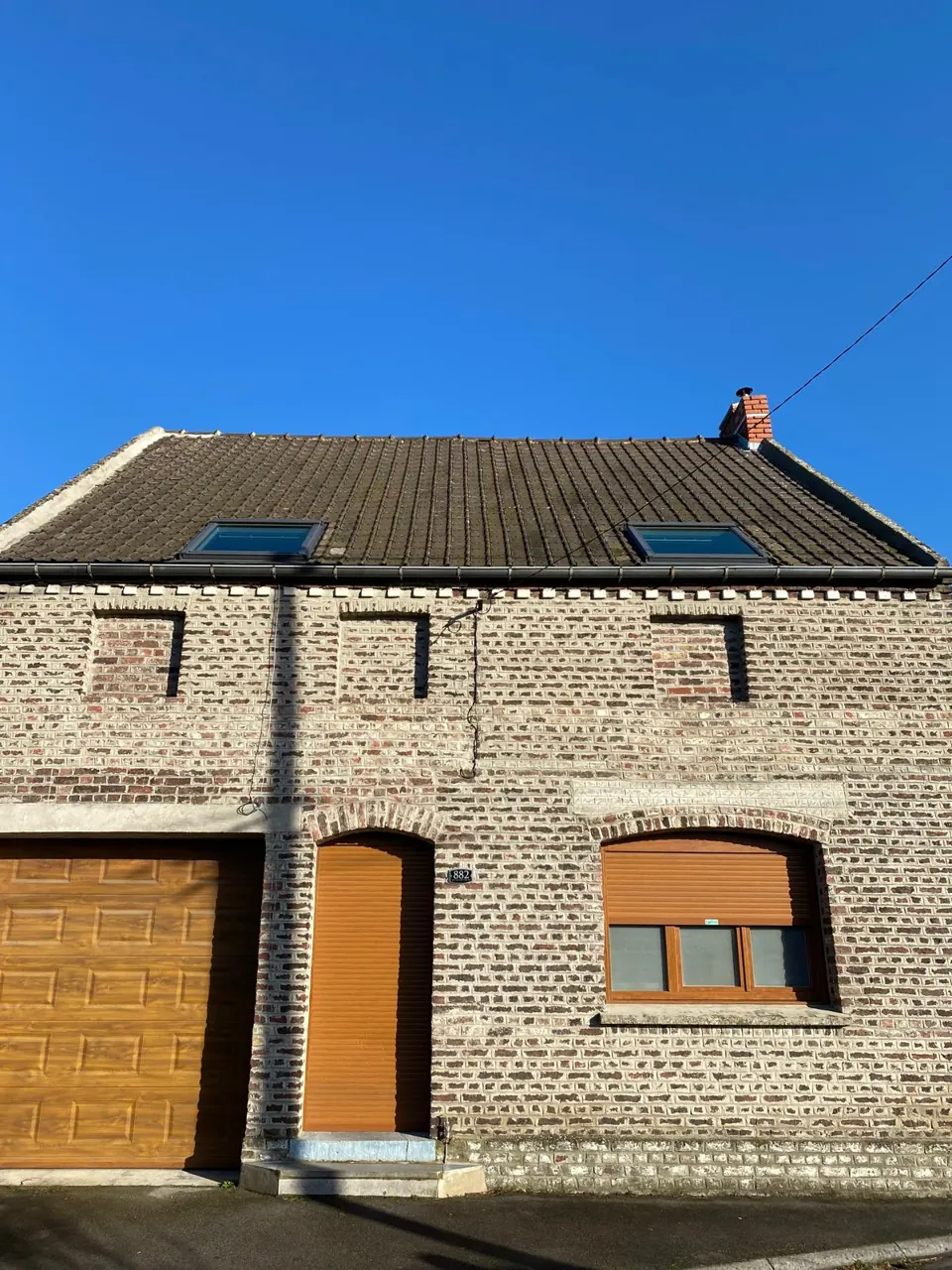 Avant travaux : maison en briques avec garage